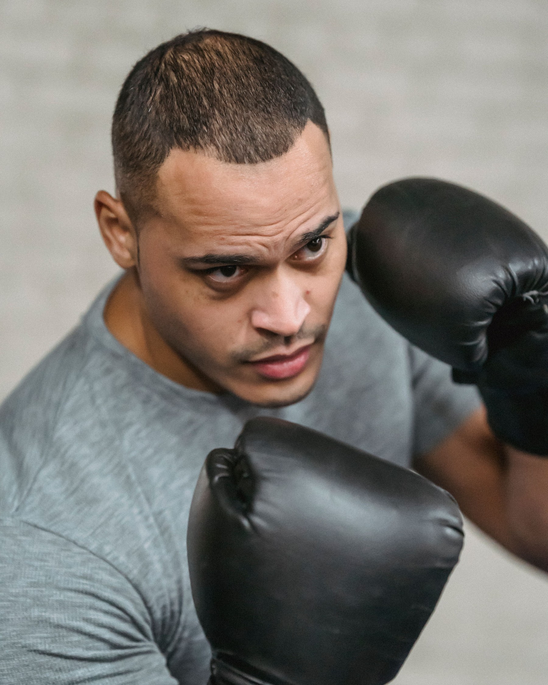 Hombre con guantes de boxeo